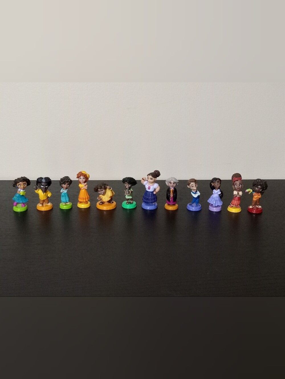 ✨ Complete Disney Encanto "Mi Familia" 12-Piece Mini Figure Set ✨